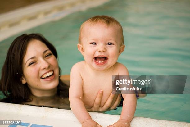 baby-junge mit mutter - baby swimmer stock-fotos und bilder