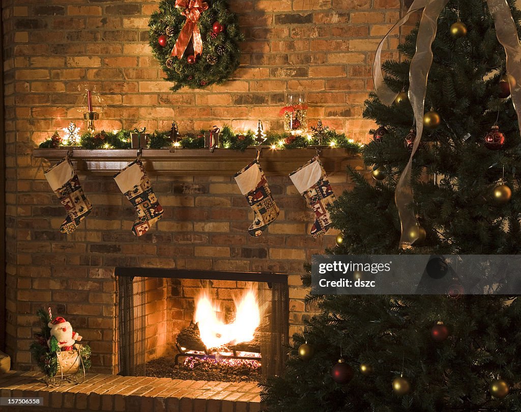 居心地の良いクリスマスの暖炉で燃えさかる火の風景