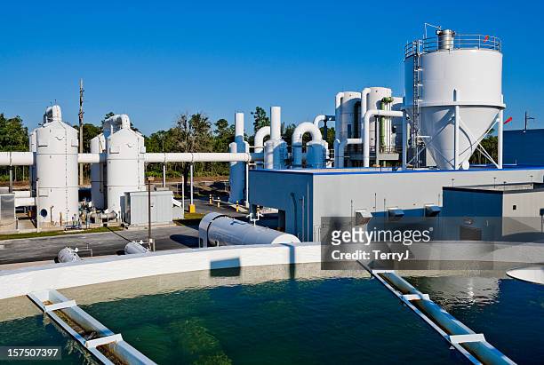 water treatment center mit wasser-tank-top in den vordergrund - wasserpflanze stock-fotos und bilder