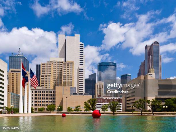 dallas skyline von reflecting pool - texas state flag stock-fotos und bilder