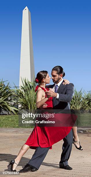 argentinischer tango paar tanzen auf den straßen von buenos aires - obelisk von buenos aires stock-fotos und bilder