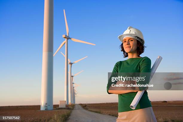 femmina engineer è davanti ai mulini a vento - electric piano foto e immagini stock
