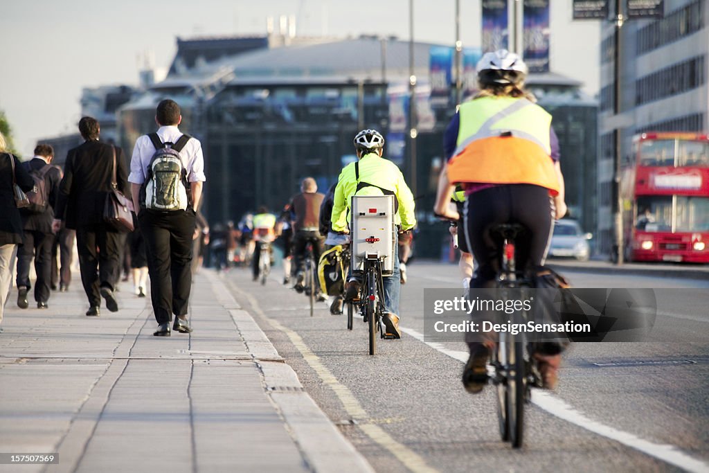 Pendler zu Fuß oder mit dem Fahrrad