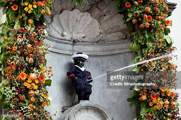 mannekin pis in brussels belgium - kids peeing 個照片及圖片檔