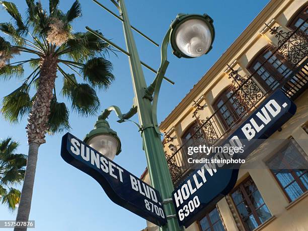 puesta de sol y hollywood boulevard street señal - hollywood california fotografías e imágenes de stock