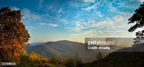 blue ridge mountains im herbst panorama - virginia stock-fotos und bilder