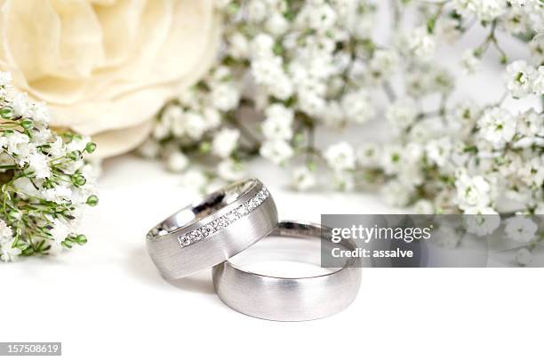 de ouro anel de casamento branco - titanium imagens e fotografias de stock