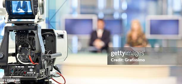 zwei newsreader kopieren vor fernsehkamera - medienberuf stock-fotos und bilder