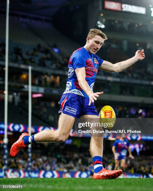 Bailey Dale of the Bulldogs warms up during the 2023 AFL Round 21 match between the Western Bulldogs and the Richmond Tigers at Marvel Stadium on...