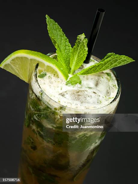 mojito mit limettensaft, minze und getränke und zuckerrohr - caipirinha stock-fotos und bilder