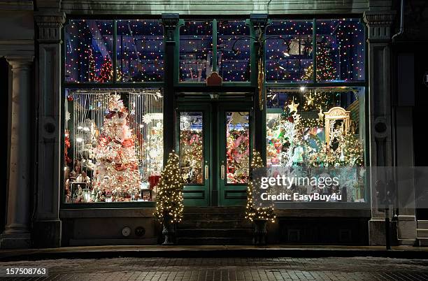 loja de natal janela de visualização - loja de brinquedos imagens e fotografias de stock