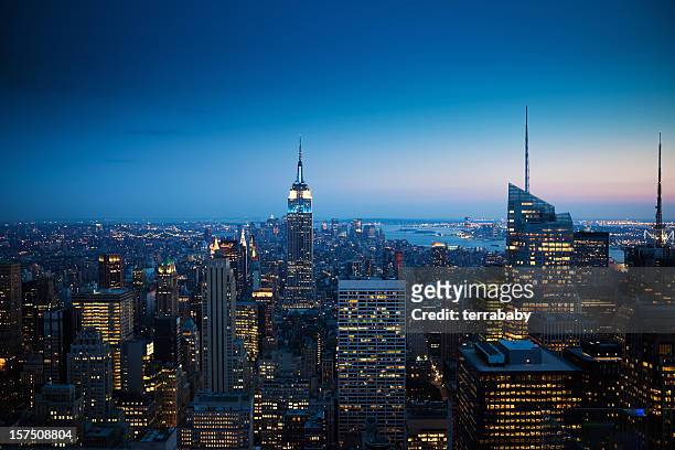 manhattan, new york city bei sonnenuntergang - new york skyline nacht stock-fotos und bilder