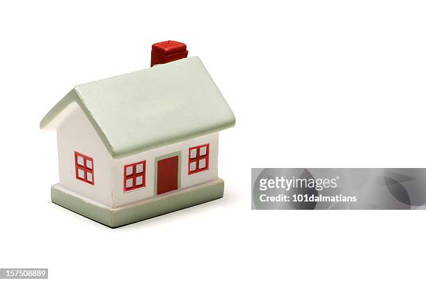 modèle de maison isolé sur blanc - maison témoin modèle réduit photos et images de collection