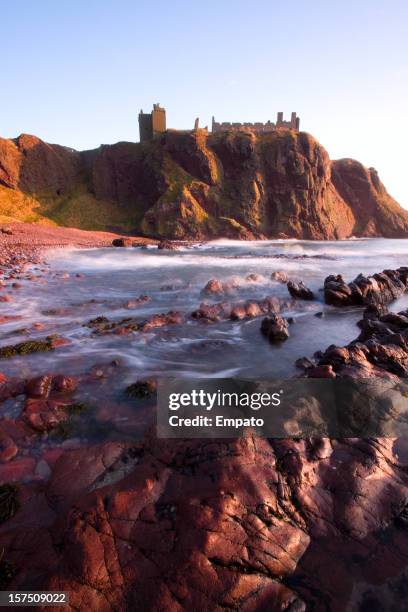 spettacolare castello di dunnottar, aberdeenshire. - aberdeen scotland foto e immagini stock