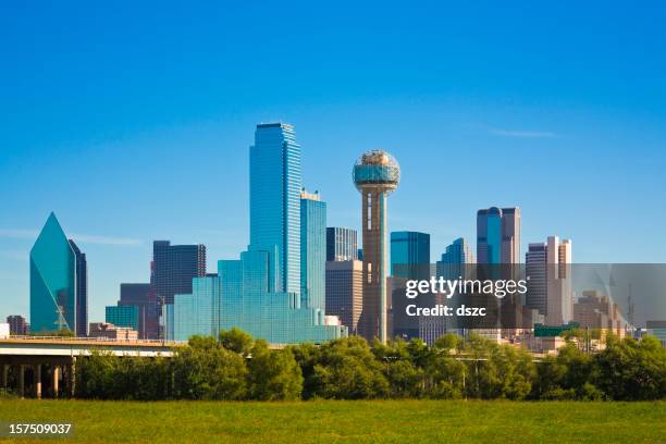 edificios de la ciudad de dallas, texas - perfil de ciudad fotografías e imágenes de stock