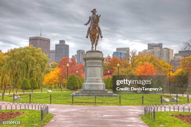 boston public garden en automne - boston massachusetts photos et images de collection