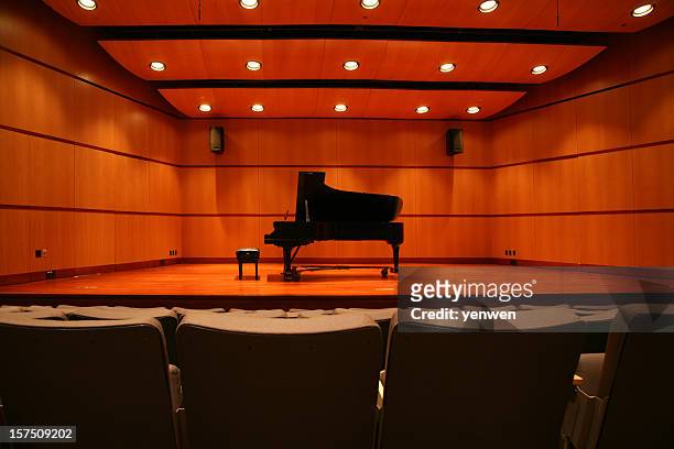 piano de cauda no palco - concert hall imagens e fotografias de stock