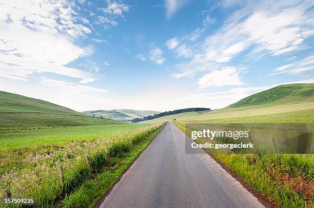 ストレートなスコットランドのカントリー road - open country ストックフォトと画像