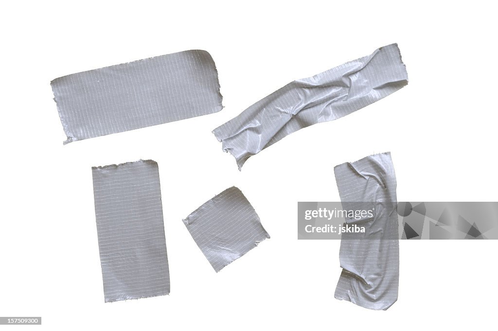 Cinco piezas de cinta para conductos sobre fondo blanco puro