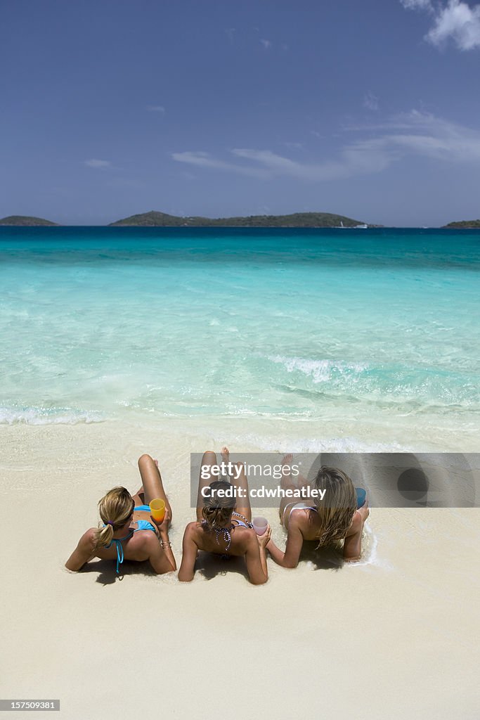 Três mulheres banho de sol na praia
