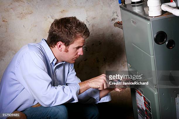 サービスで作業する男性焚き口 - repairing ストックフォトと画像