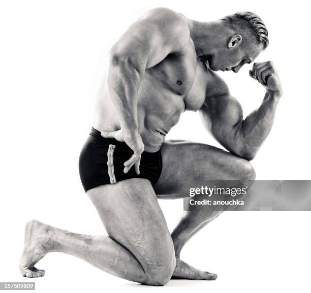 culturiste posant sur fond blanc - body building photos et images de collection
