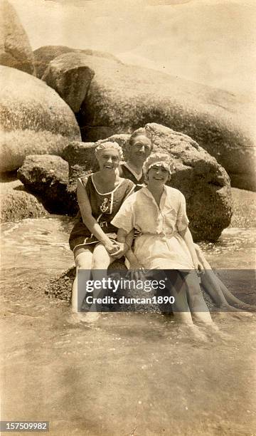 realizado la familia de vacaciones en la playa - 1910 fotografías e imágenes de stock
