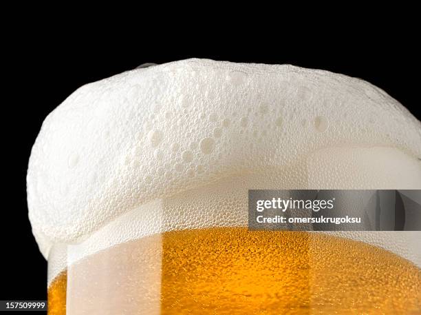 bier mit schaum - frothy drink stock-fotos und bilder