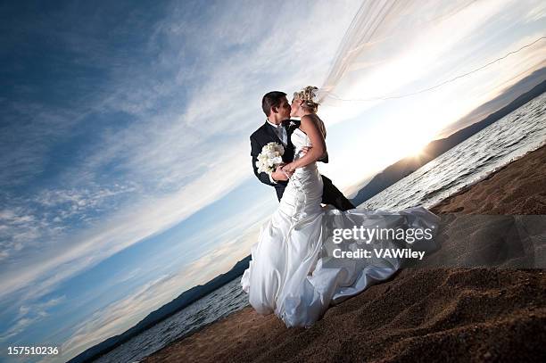 verdadero love - beach wedding fotografías e imágenes de stock