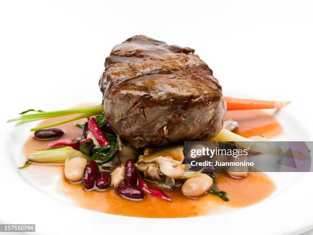 grilled beef  filet mignon with beans - gefilleerde biefstuk stockfoto's en -beelden