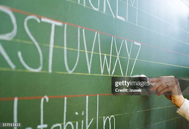 schreiben sie die buchstaben - elementary school building stock-fotos und bilder