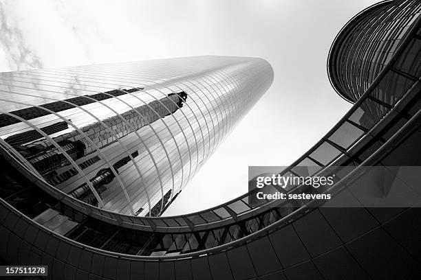 rascacielos en el centro de la ciudad de houston y del sistema de puente peatonal skywalk - blanco y negro fotografías e imágenes de stock