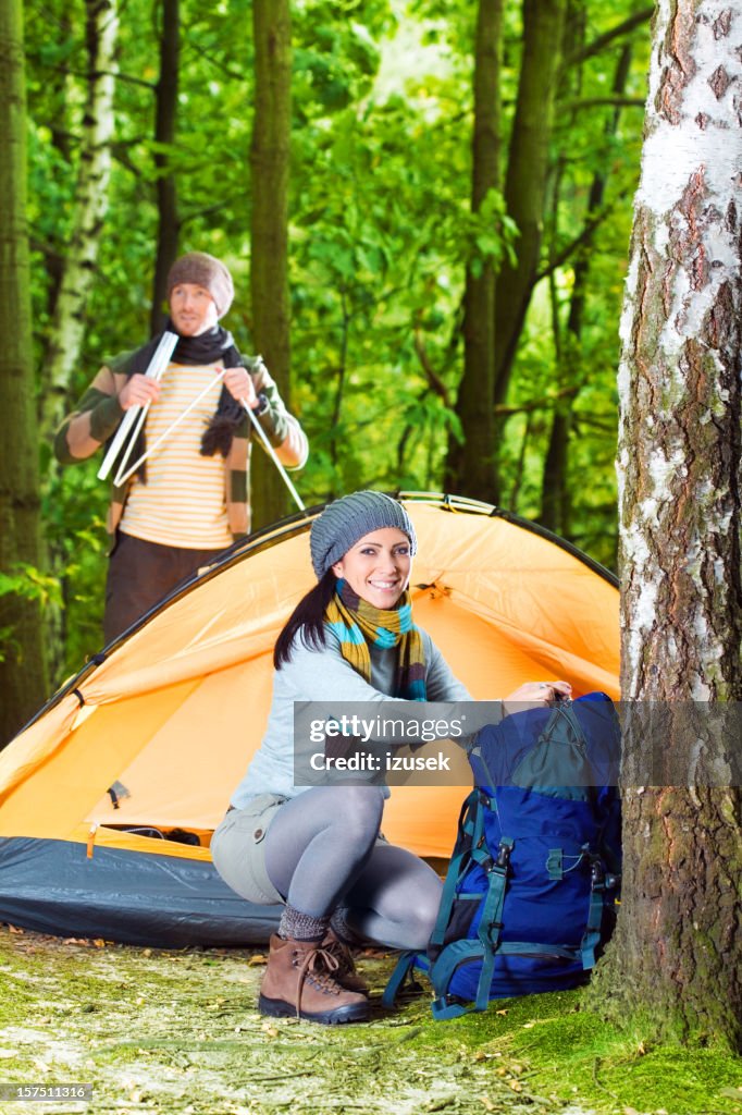 Jovem Casal ao ar livre de acampamento