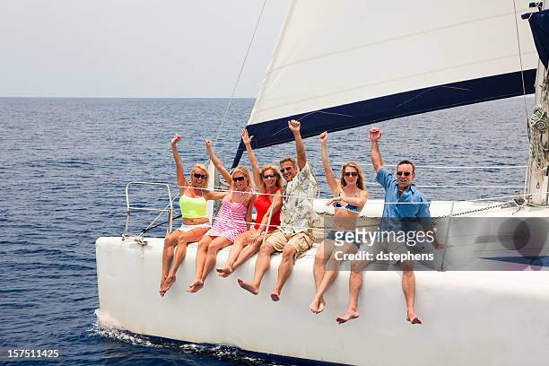 grupo de amigos yelling y disfruta de navegación en catamarán - catamarán fotografías e imágenes de stock