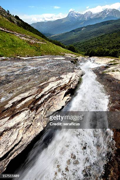 fiume di montagna - gran sasso foto e immagini stock