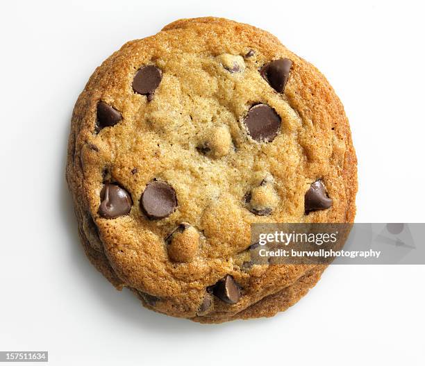 hausgemachte chocolate chip cookie auf weiss, overhead xxxl - chocolate chip cookies stock-fotos und bilder