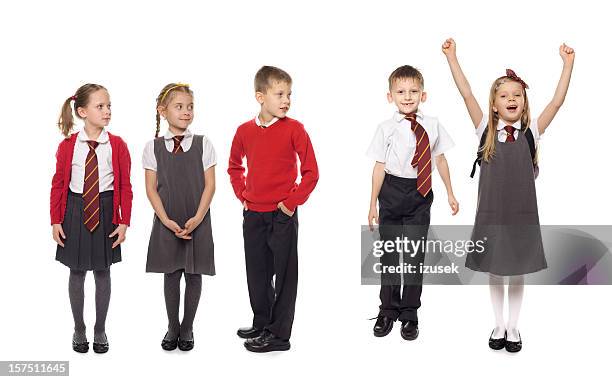 école enfants dans une rangée, studio isolé - cravate fond blanc photos et images de collection