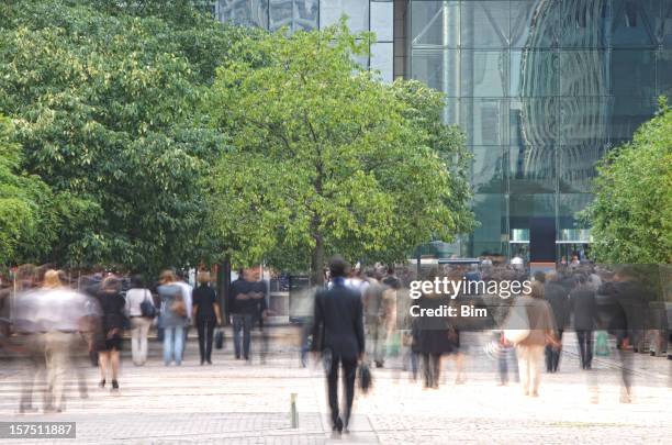 business people walking in a financial district, blurred motion - georganiseerde groepen stockfoto's en -beelden