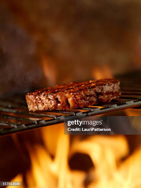 bbq hamburger on the grill - burgers cooking grill stockfoto's en -beelden