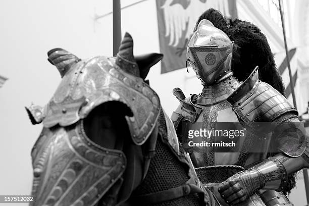 knight de caballo - armadura fotografías e imágenes de stock