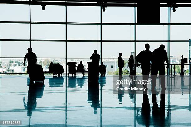 turisti in aeroporto - contemporary istanbul foto e immagini stock