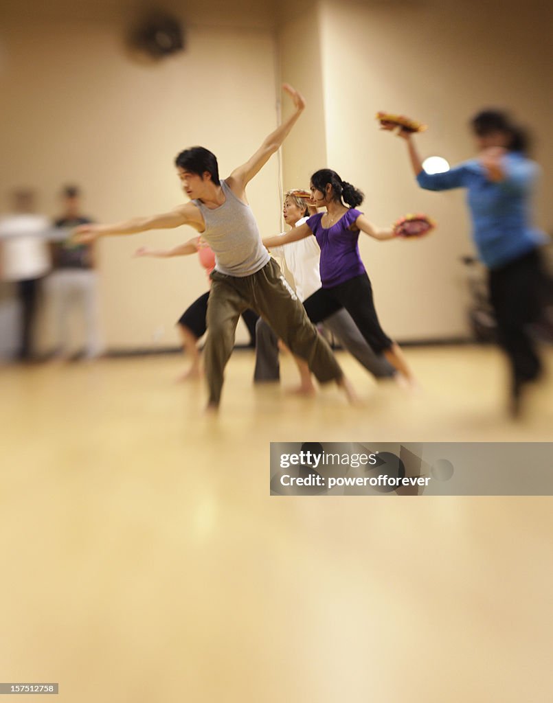 Bollywood grupo en el estudio de baile