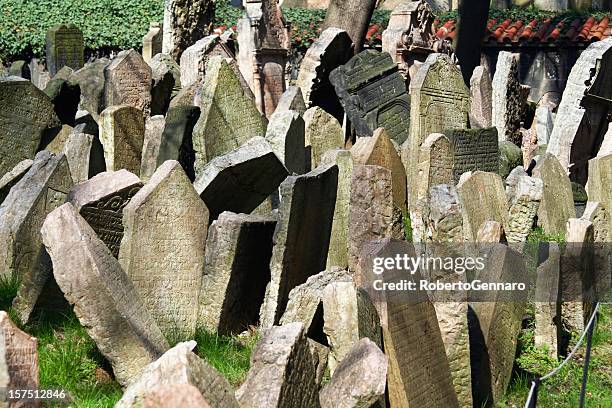 jüdische tombstones - holocausto stock-fotos und bilder