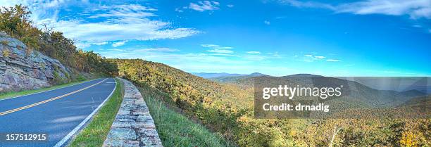 skyline drive panorama - virginia amerikaanse staat stockfoto's en -beelden