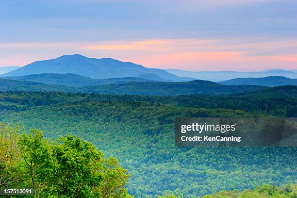 geschwungenen berge von vermont - region new england stock-fotos und bilder