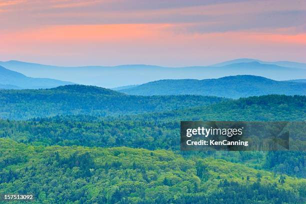 geschwungenen berge von vermont - vermont stock-fotos und bilder