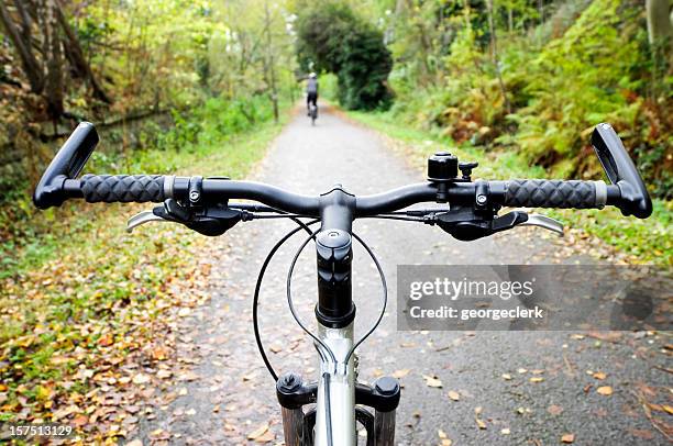 ciclismo en ruta en otoño - manillar fotografías e imágenes de stock