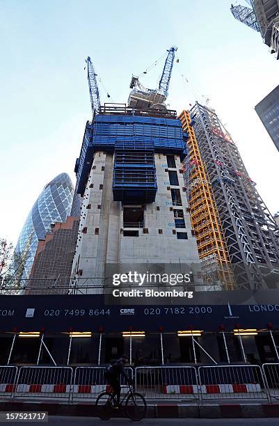 Cranes stand atop the stalled construction site of the Pinnacle tower in the financial district in London, U.K., on Friday, Nov. 30, 2012. U.K. Banks...