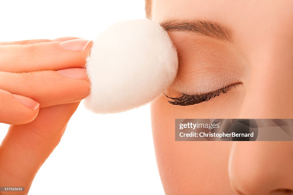 Weibliche mit Baumwoll-ball zum Entfernen eye make-up