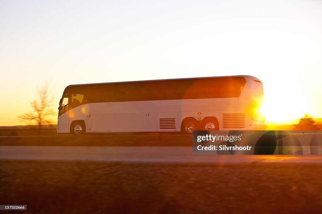 Autobús en la carretera al atardecer